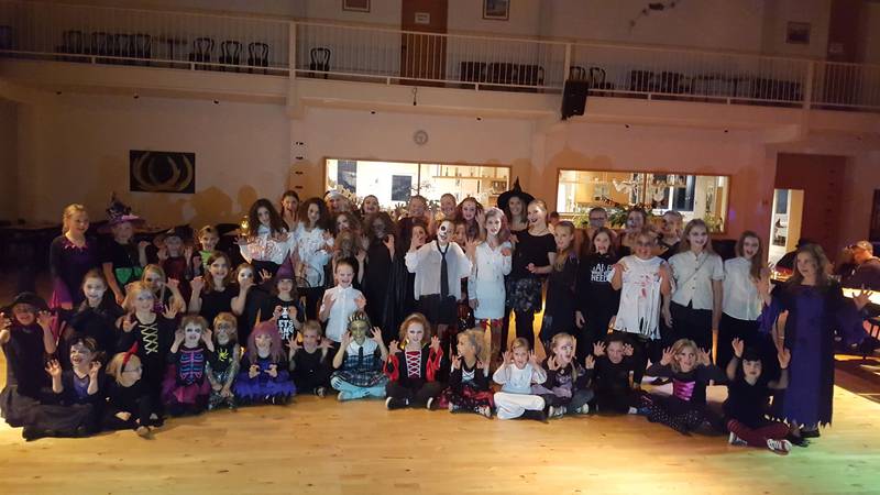 Kinder des TSC Mönchengladbach tanzen für Flüchtlingskinder